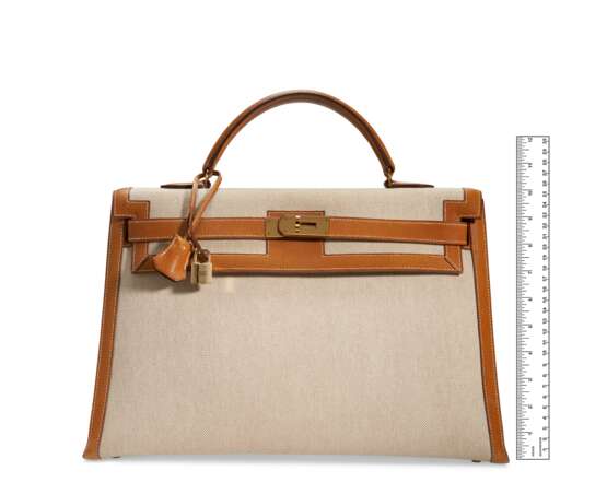 HERMÈS. A TOILE & NATUREL PEAU PORC SELLIER KELLY 40 WITH GOLD HARDWARE - photo 6
