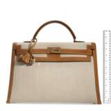 HERMÈS. A TOILE & NATUREL PEAU PORC SELLIER KELLY 40 WITH GOLD HARDWARE - Foto 6