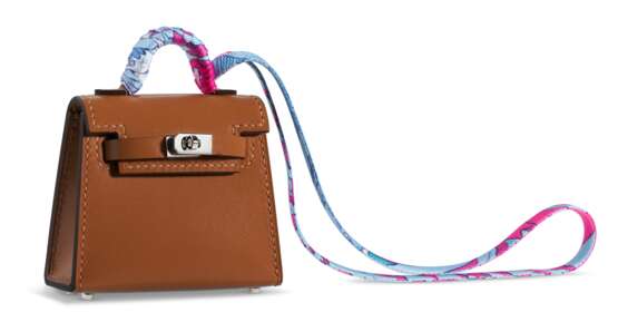 HERMÈS. AN ALEZAN TADELAKT LEATHER KELLY TWILLY BAG CHARM WITH PALLADIUM HARDWARE - Foto 2