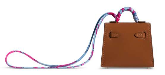 HERMÈS. AN ALEZAN TADELAKT LEATHER KELLY TWILLY BAG CHARM WITH PALLADIUM HARDWARE - фото 3