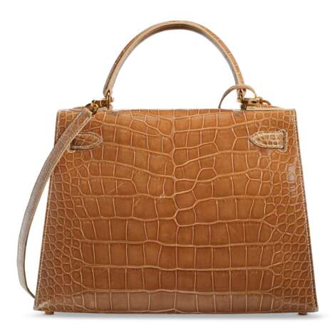 HERMÈS. A SHINY FICELLE ALLIGATOR SELLIER KELLY 28 WITH GOLD HARDWARE - photo 3