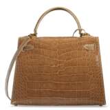 HERMÈS. A SHINY FICELLE ALLIGATOR SELLIER KELLY 28 WITH GOLD HARDWARE - фото 3