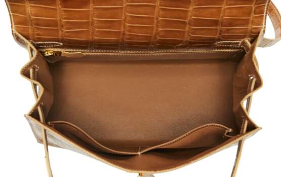 HERMÈS. A SHINY FICELLE ALLIGATOR SELLIER KELLY 28 WITH GOLD HARDWARE - фото 4