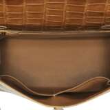 HERMÈS. A SHINY FICELLE ALLIGATOR SELLIER KELLY 28 WITH GOLD HARDWARE - фото 4