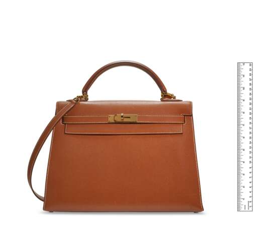 HERMÈS. A GOLD COURCHEVEL LEATHER SELLIER KELLY 32 WITH GOLD HARDWARE - Foto 6