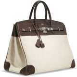 HERMÈS. A MATTE CHOCOLATE POROSUS CROCODILE & TOILE BIRKIN 35 WITH BRUSHED PALLADIUM HARDWARE - Foto 2