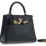 HERMÈS. A BLACK SWIFT LEATHER RETOURNÉ KELLY 25 WITH GOLD HARDWARE - photo 2