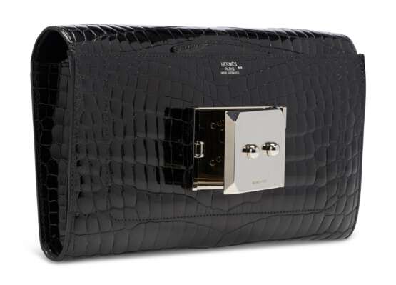 HERMÈS. A SHINY BLACK NILOTICUS CROCODILE GOODLOCK CLUTCH WITH PALLADIUM HARDWARE - photo 2