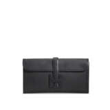 HERMÈS. A BLACK EPSOM LEATHER JIGE ÉLAN - Foto 1