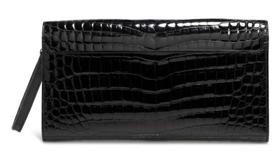 HERMÈS. A SHINY BLACK NILOTICUS CROCODILE GOODLOCK CLUTCH WITH PALLADIUM HARDWARE - photo 3