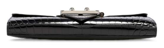 HERMÈS. A SHINY BLACK NILOTICUS CROCODILE GOODLOCK CLUTCH WITH PALLADIUM HARDWARE - Foto 4