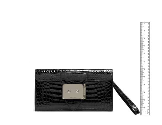 HERMÈS. A SHINY BLACK NILOTICUS CROCODILE GOODLOCK CLUTCH WITH PALLADIUM HARDWARE - Foto 5