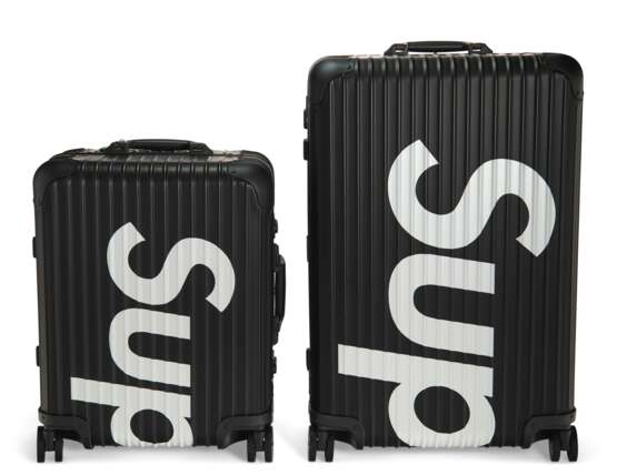 Rimowa X Supreme. A PAIR OF LIMITED EDITION BLACK ALUMINUM SUITCASES - фото 2