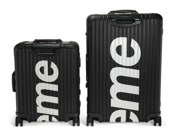 Rimowa X Supreme. A PAIR OF LIMITED EDITION BLACK ALUMINUM SUITCASES - фото 3