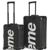 Rimowa X Supreme. A PAIR OF LIMITED EDITION BLACK ALUMINUM SUITCASES - Foto 4