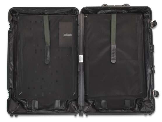 Rimowa X Supreme. A PAIR OF LIMITED EDITION BLACK ALUMINUM SUITCASES - Foto 5