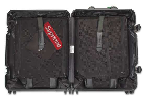 Rimowa X Supreme. A PAIR OF LIMITED EDITION BLACK ALUMINUM SUITCASES - фото 6