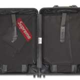 Rimowa X Supreme. A PAIR OF LIMITED EDITION BLACK ALUMINUM SUITCASES - Foto 6
