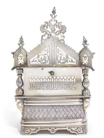 A parcel-gilt silver salt throne, Pavel Ovchinnikov, Moscow, 1874 - фото 2