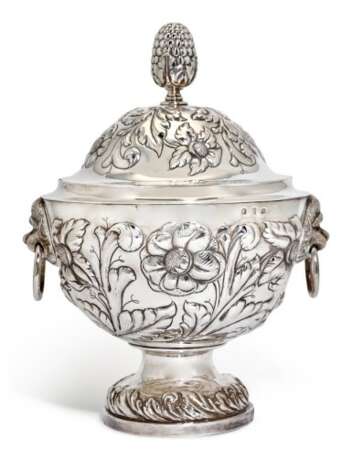 A silver-gilt tureen and cover, Yaroslavl, 1788 - Foto 1