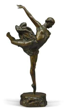 Ballerina Galina Ulanova as Odette in Tchaikovsky's 'Swan Lake': a bronze figure, circa 1960 - фото 1