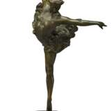 Ballerina Galina Ulanova as Odette in Tchaikovsky's 'Swan Lake': a bronze figure, circa 1960 - фото 2