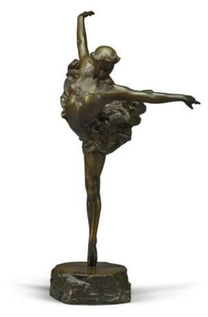 Ballerina Galina Ulanova as Odette in Tchaikovsky's 'Swan Lake': a bronze figure, circa 1960 - фото 2