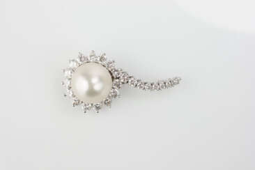 Brooch with a large pearl Brooch with a large pearl