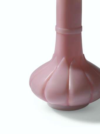 RARE VASE IMPERIAL EN VERRE ROSE SEMI-OPAQUE - photo 3