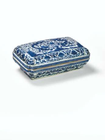 RARE ET IMPORTANTE BOITE COUVERTE EN PORCELAINE BLEU BLANC - фото 1