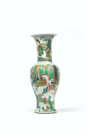 GRAND VASE CORNET EN PORCELAINE DE LA FAMILLE VERTE - photo 1