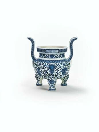 BRULE-PARFUM TRIPODE EN PORCELAINE BLEU BLANC, DING - photo 1