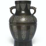 GRAND VASE ARCHAISANT EN BRONZE ET INCRUSTATIONS D`OR ET D`ARGENT - Foto 1