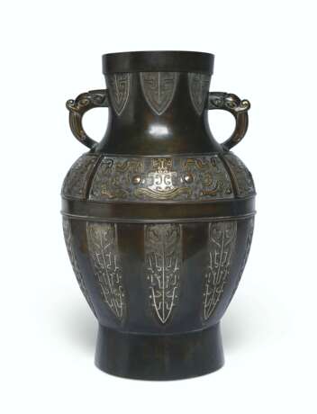 GRAND VASE ARCHAISANT EN BRONZE ET INCRUSTATIONS D`OR ET D`ARGENT - photo 1