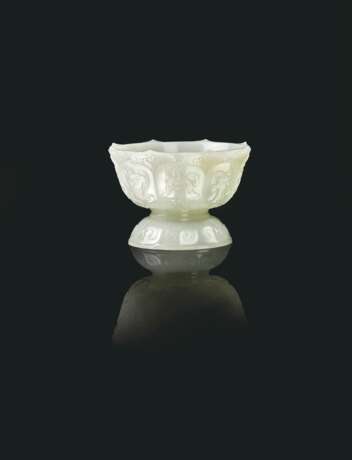 BOL `LOTUS` ET SON SOCLE EN JADE CELADON PALE - photo 1