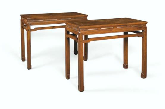 PAIRE DE TABLES EN BOIS DUR - Foto 1