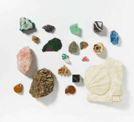 Группа различных минералов и 3 окаменелости