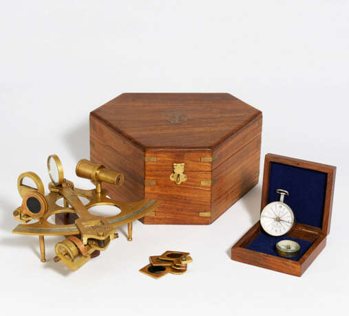 Sextant in Wooden Casket and 2 small Compass in Casket - Foto 1