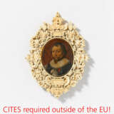 Finely carved Frame with Men's Portrait in Style of 17th Century - Foto 1