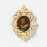 Finely carved Frame with Men's Portrait in Style of 17th Century - Foto 2
