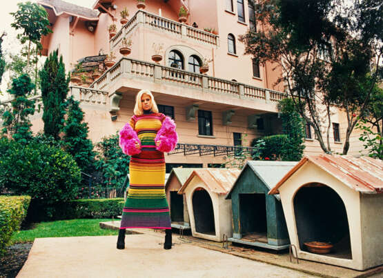 Daniela Rossell. Untitled (Inge with Dog Houses) - Foto 1