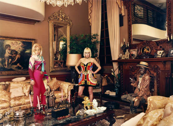 Daniela Rossell. Untitled (Inge and her mother Emma in living room, Mexico City) - Foto 1