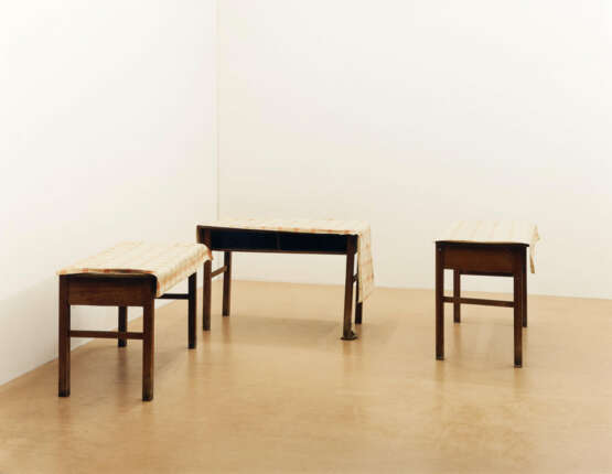 Ricarda Roggan. Drei Tische mit braunen Beinen I - photo 1