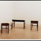 Ricarda Roggan. Drei Tische mit braunen Beinen I - Foto 2