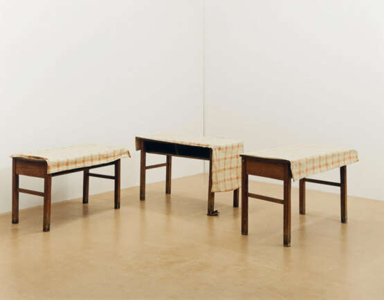 Ricarda Roggan. Drei Tische mit braunen Beinen III - Foto 1