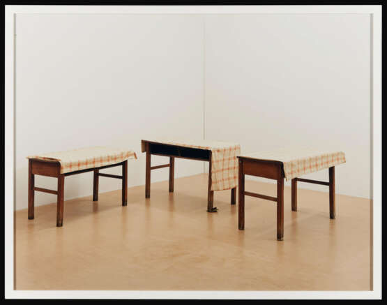 Ricarda Roggan. Drei Tische mit braunen Beinen III - photo 2