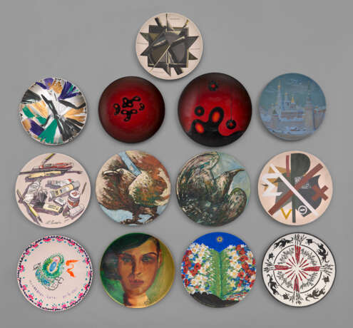 Collection of Thirteen Porcelain Hand-Painted Plates. Unique hand-painted plates by renowned Russian contempoary artists - Foto 1