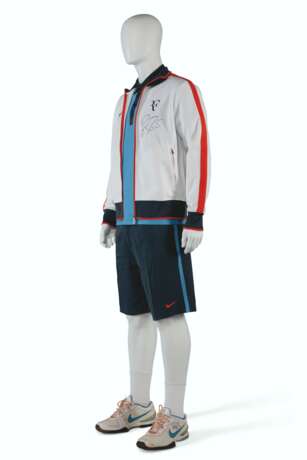 ROGER FEDERER`S CHAMPION OUTFIT AND RACKET - фото 4