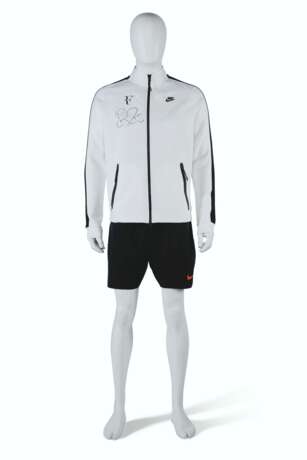 ROGER FEDERER`S CHAMPION OUTFIT AND RACKET - Foto 4