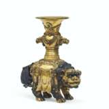 LION BOUDDHIQUE PORTANT UN VASE EN BRONZE DORE ET INCRUSTATIONS - фото 2